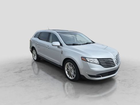 Used 2019 Lincoln MKT AWD image 2