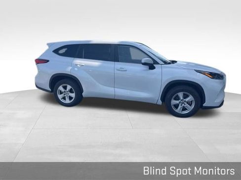 Used 2023 Toyota Highlander L FWD image 9