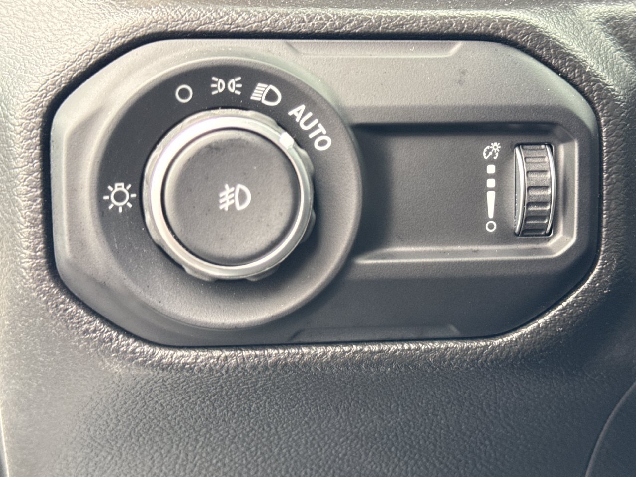 Used 2023 Jeep Wrangler Sport AWD/4WD image 15