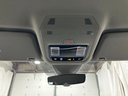 Used 2025 Volkswagen Atlas SE image 40