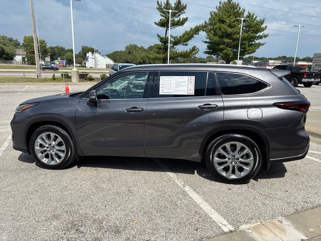 Used 2024 Toyota Highlander Limited AWD/4WD image 9