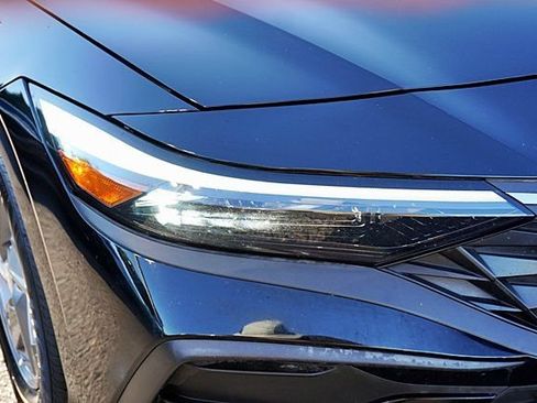 Certified 2025 Hyundai Elantra SE FWD image 11