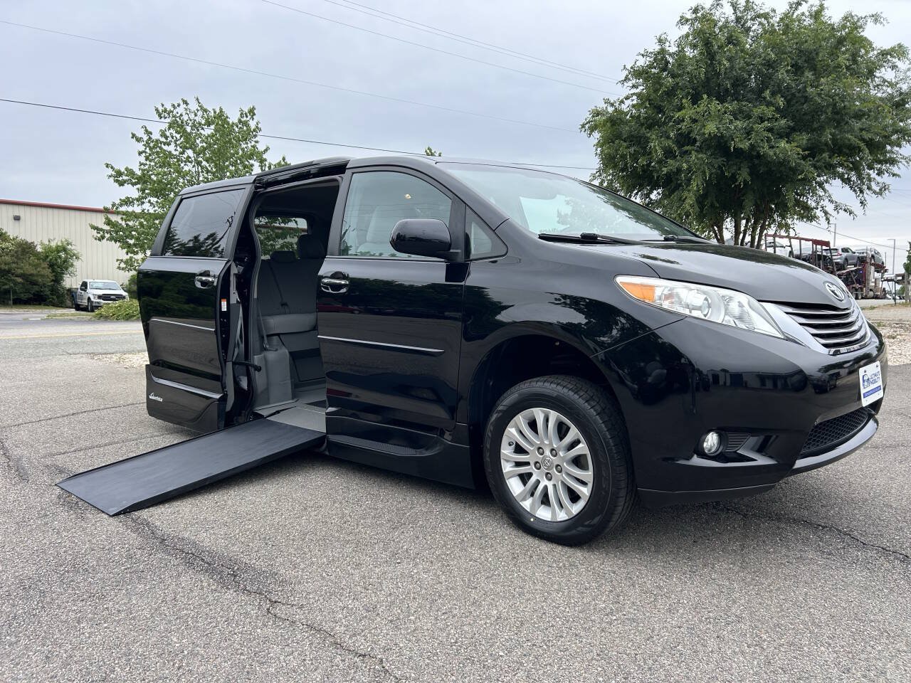 Used 2017 Toyota Sienna XLE FWD image 1