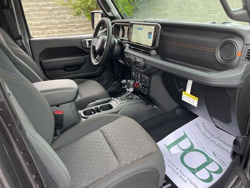 New 2025 Jeep Gladiator Mojave w/ Convenience Group image 13