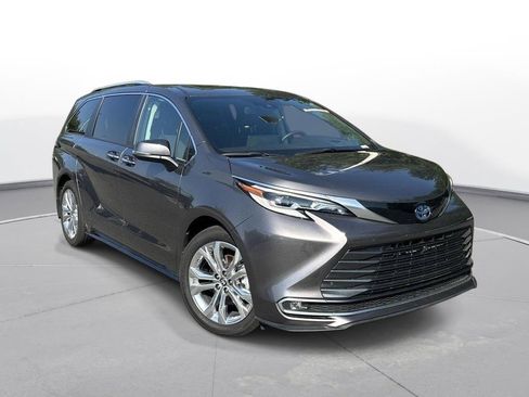 Used 2023 Toyota Sienna Platinum FWD image 4