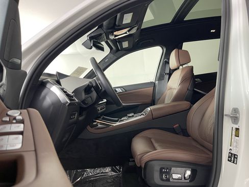 Used 2025 BMW X7 M60i image 10