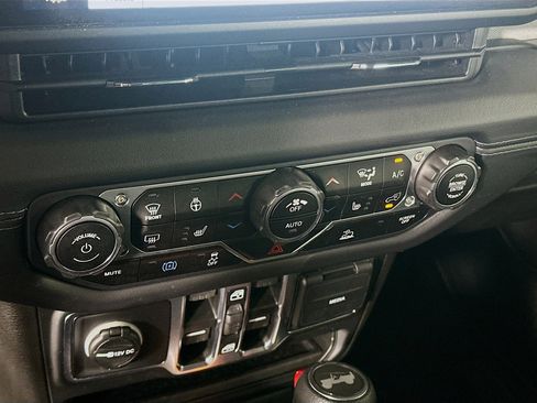 Used 2025 Jeep Wrangler Sahara image 22