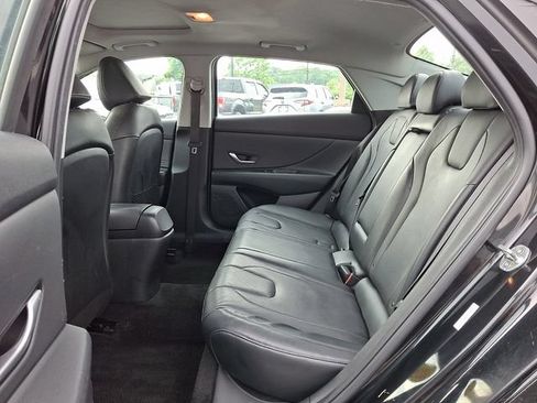 Used 2022 Hyundai Elantra Limited w/ Preferred Accessory Package FWD image 9