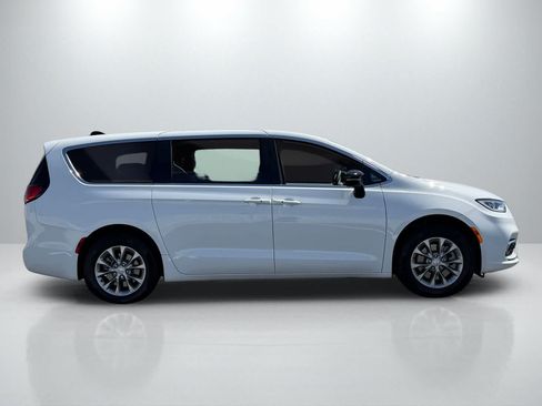 New 2026 Chrysler Pacifica Select AWD/4WD image 8
