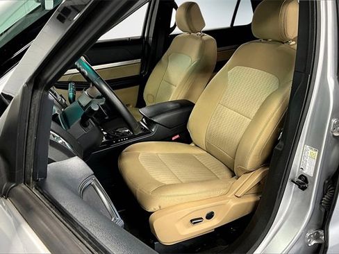 Used 2016 Ford Explorer Base image 18