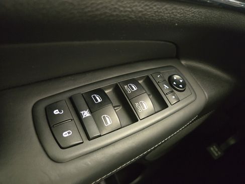 Used 2019 Jeep Grand Cherokee Overland AWD/4WD image 35