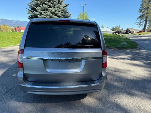 Used 2016 Chrysler Town & Country Touring FWD image 5