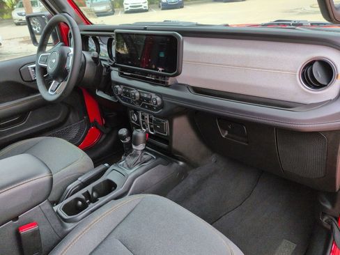 Used 2025 Jeep Wrangler Unlimited Sahara AWD/4WD image 26