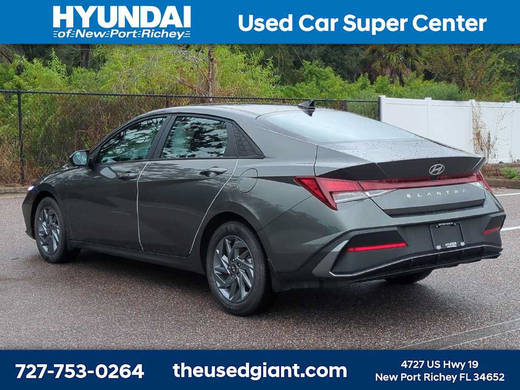 Certified 2024 Hyundai Elantra SEL FWD image 3