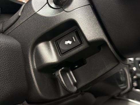 Used 2025 RAM 2500 Laramie AWD/4WD image 33