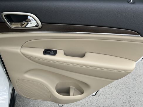 Used 2017 Jeep Grand Cherokee Limited RWD image 16