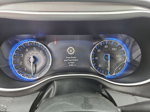 Used 2023 Chrysler Pacifica Touring-L FWD image 9