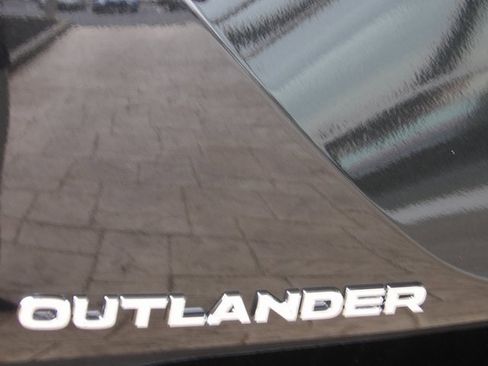 New 2025 Mitsubishi Outlander ES image 8