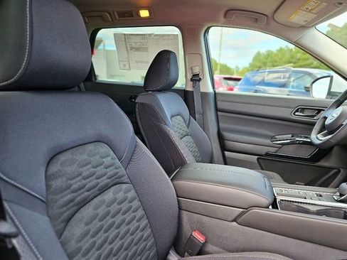 New 2025 Nissan Pathfinder SV image 11
