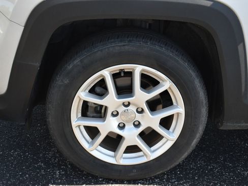 Used 2019 Jeep Renegade Latitude FWD image 11