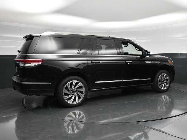 Used 2022 Lincoln Navigator L Reserve AWD/4WD image 2