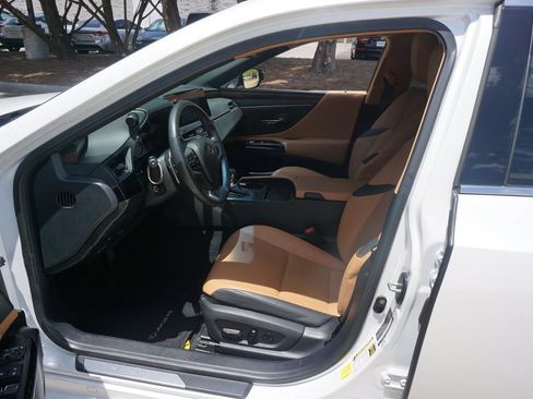 Used 2024 Lexus ES 350 w/ Premium Package FWD image 4
