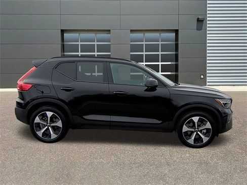 Used 2025 Volvo XC40 B5 Plus image 8