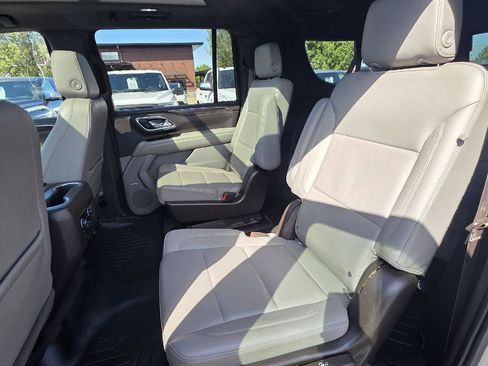 Used 2021 Chevrolet Suburban Z71 w/ Z71 Signature Package AWD/4WD image 13