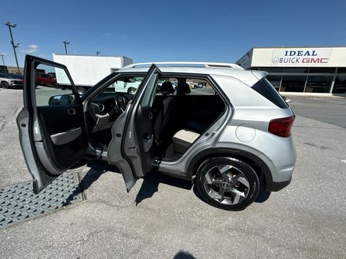 Used 2021 Hyundai Venue SEL FWD image 23