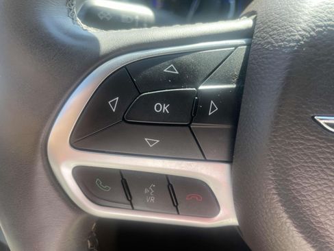 Used 2017 Chrysler Pacifica Touring-L w/ 13 Speaker Alpine Sound Group FWD image 19