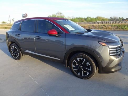 Used 2025 Nissan Kicks SV image 3