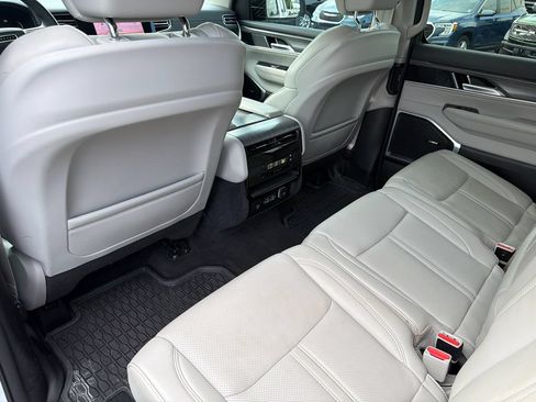 Used 2024 Jeep Wagoneer L Series II w/ Flexible Seating Group AWD/4WD image 15
