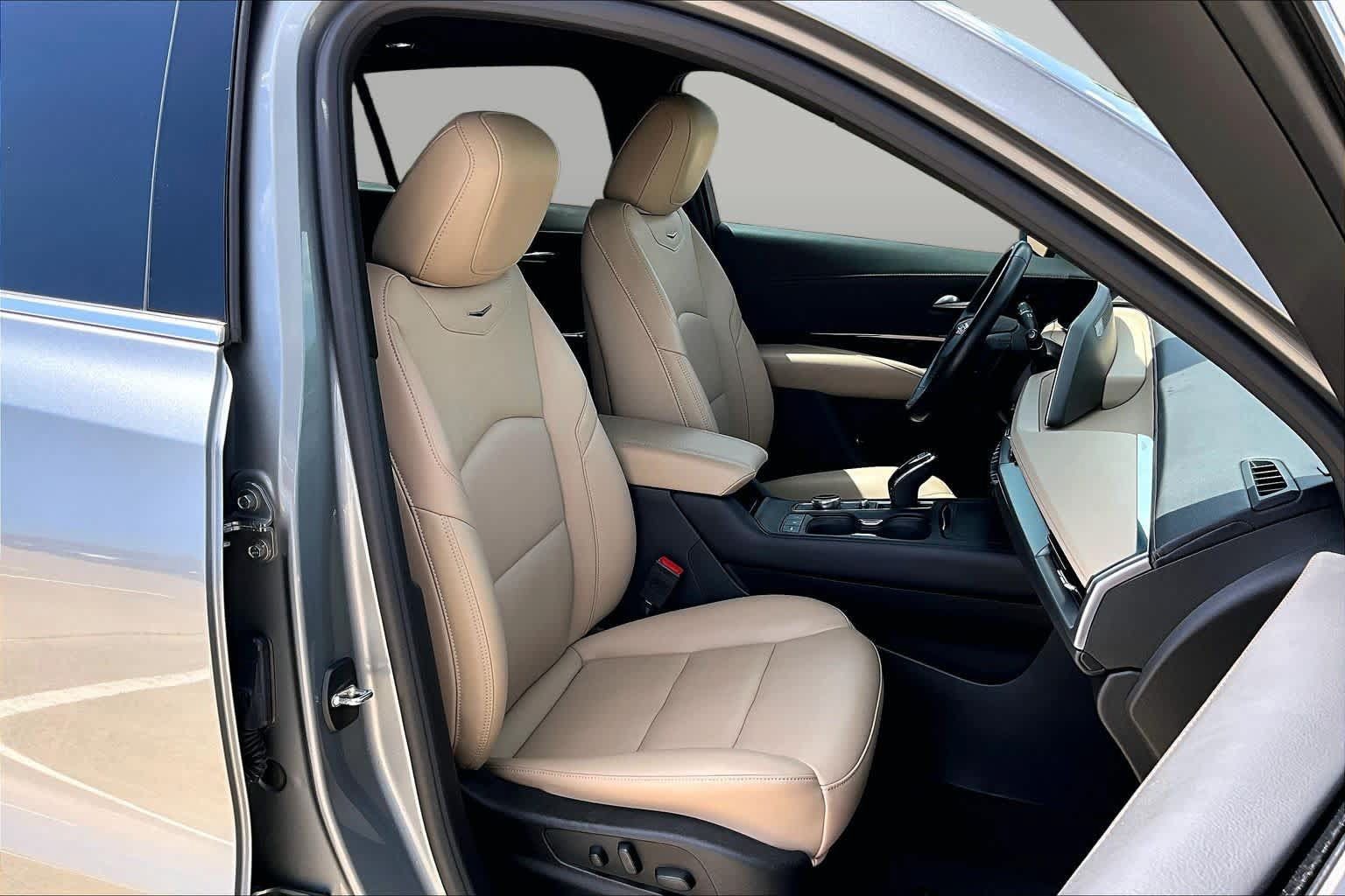 Used 2024 Cadillac XT4 Luxury w/ Cold Weather Package FWD image 9