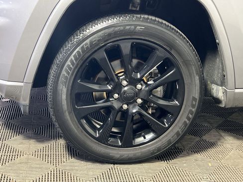 Used 2020 Jeep Grand Cherokee Altitude image 12