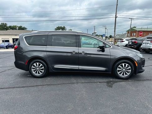 Used 2020 Chrysler Pacifica Touring-L Plus w/ Advanced Safetytec Group FWD image 9