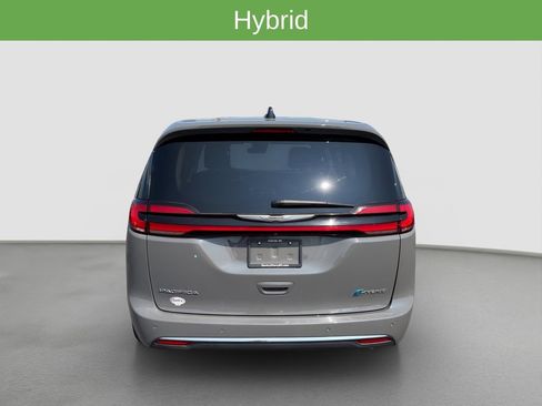 Used 2023 Chrysler Pacifica Touring-L FWD image 5