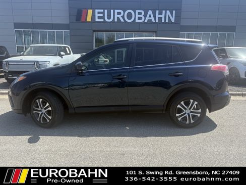 Used 2018 Toyota RAV4 LE image 2