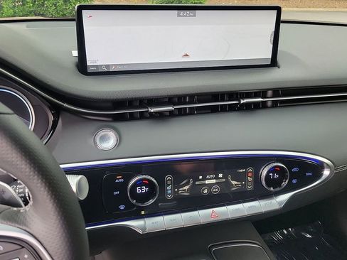 Used 2025 Genesis GV70 3.5T Sport image 16