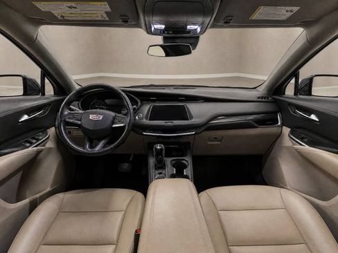 Used 2021 Cadillac XT4 Luxury w/ Cold Weather Package FWD image 11