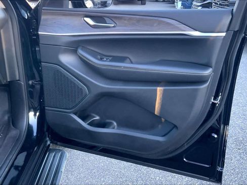 Used 2023 Jeep Grand Cherokee Limited image 20