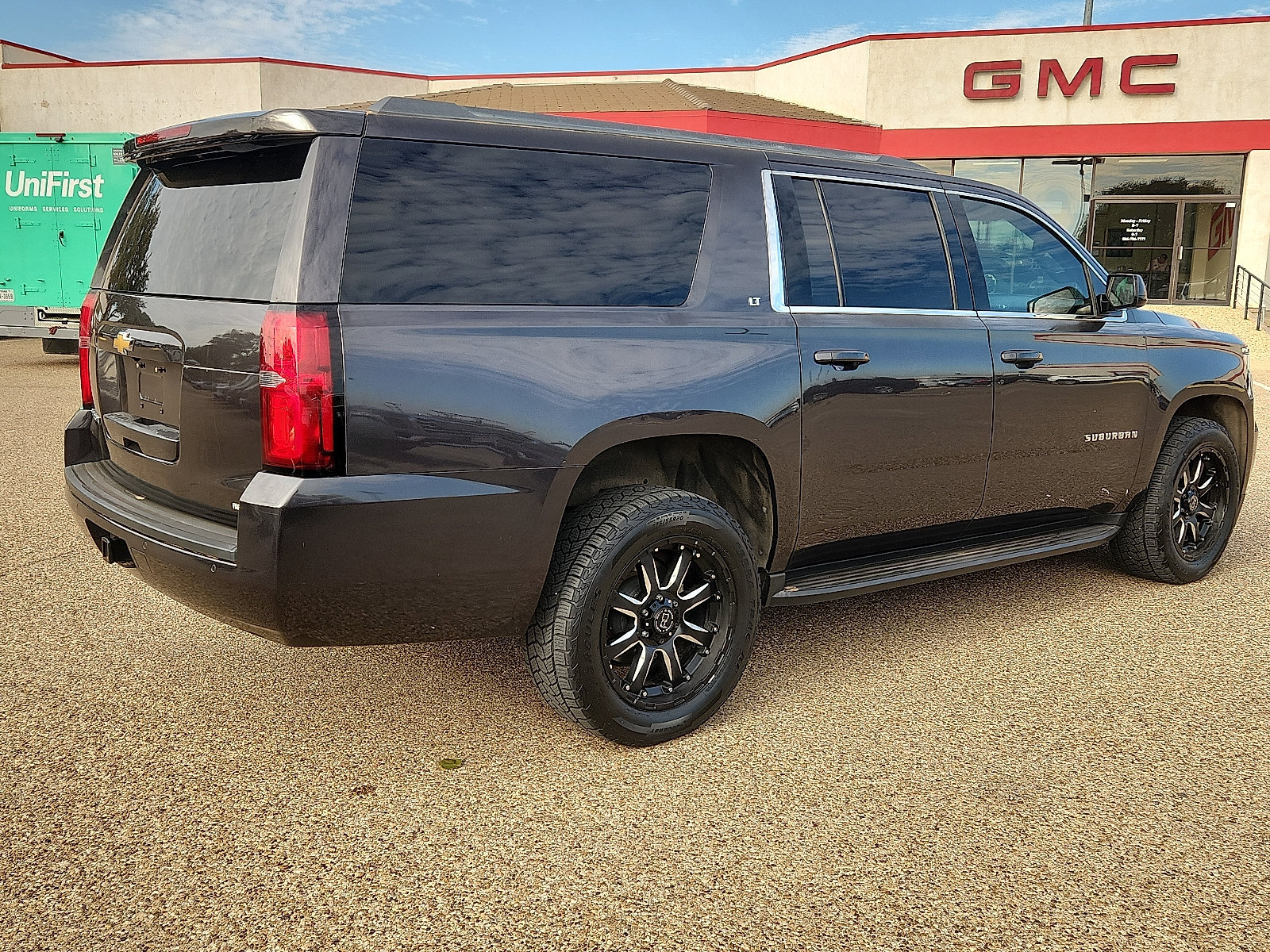 Used 2018 Chevrolet Suburban LT RWD image 4