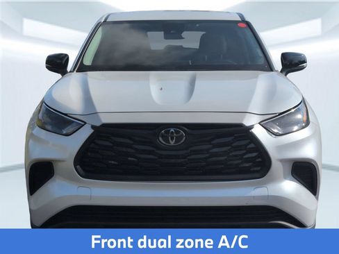 Used 2023 Toyota Highlander L FWD image 12