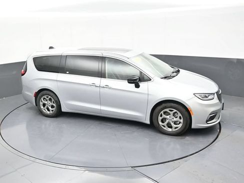 Used 2024 Chrysler Pacifica Limited FWD image 59