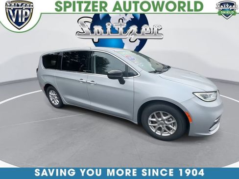 Used 2024 Chrysler Pacifica Touring-L FWD image 2