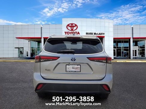 Used 2022 Toyota Highlander XLE AWD/4WD image 4