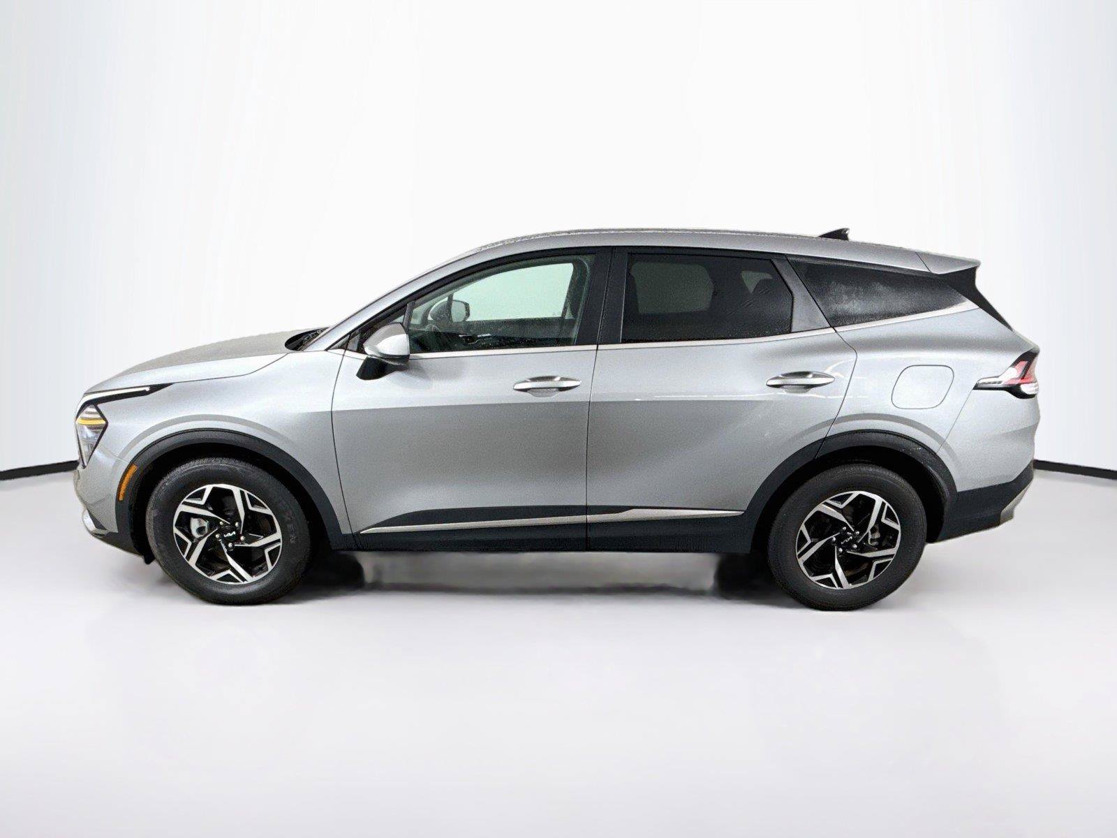 Used 2024 Kia Sportage LX FWD image 2