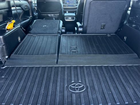 Used 2019 Toyota Highlander XLE AWD/4WD image 17