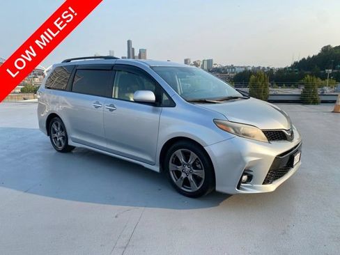 Used 2020 Toyota Sienna SE w/ SE Preferred Package FWD image 1