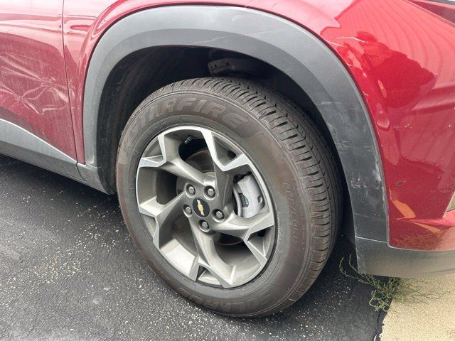 Used 2025 Chevrolet Trax LT FWD image 3