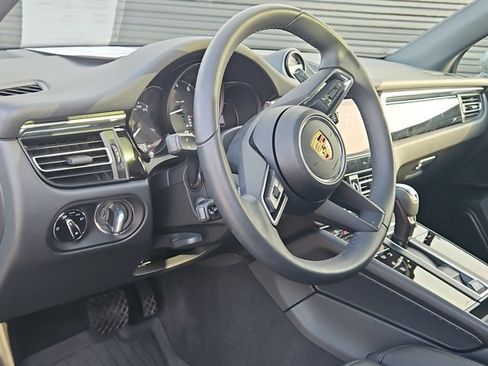 Certified 2025 Porsche Macan AWD/4WD image 9